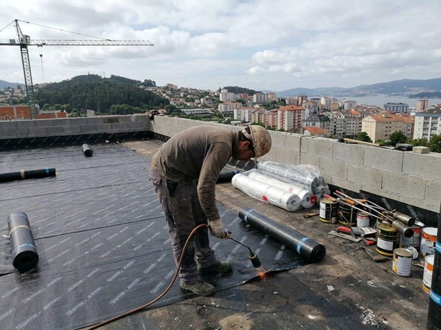 Cubiertas planas impermeabilizadas con láminas asfálticas en Vigo