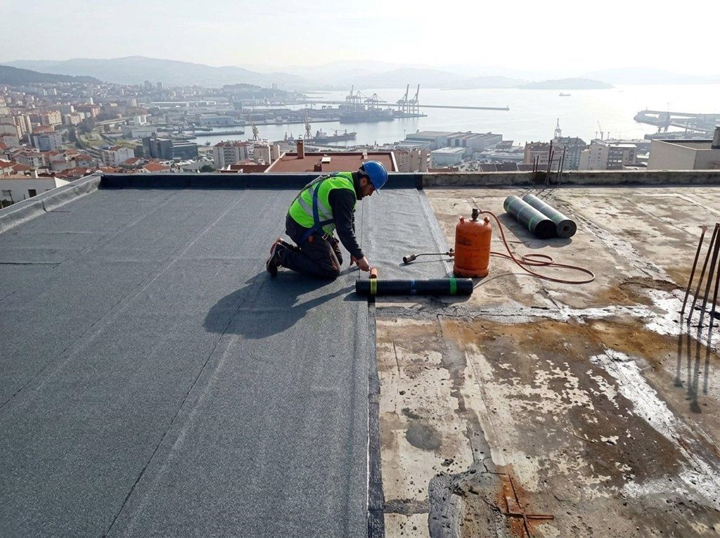 Foto 1 Impermeabilización de balcones y soleras con láminas bituminosas en Vigo