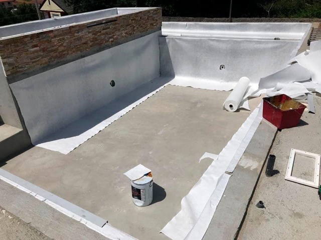 Trabajos de impermeabilización de piscinas de obra con liner en Vigo - Imagen 1